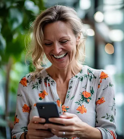 frau schat auf handy_11zon (3).webp