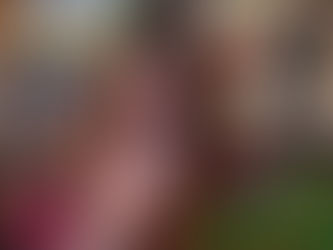 Diese Frau hat einen Vogel... Oder zwei... Oder mehr.