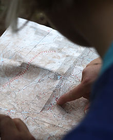 Préparation d'itinéraire de voyage sur mesure et lecture de carte pour une organisation sereine