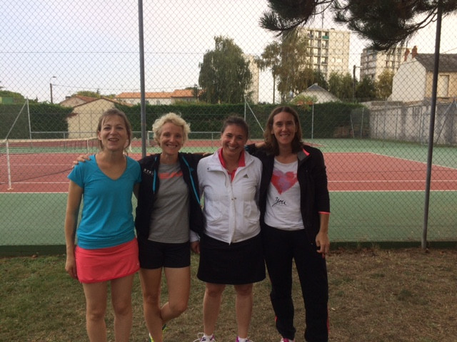 Une partie des filles de l'équipe + 35 ans. Bravo les filles, belle victoire!