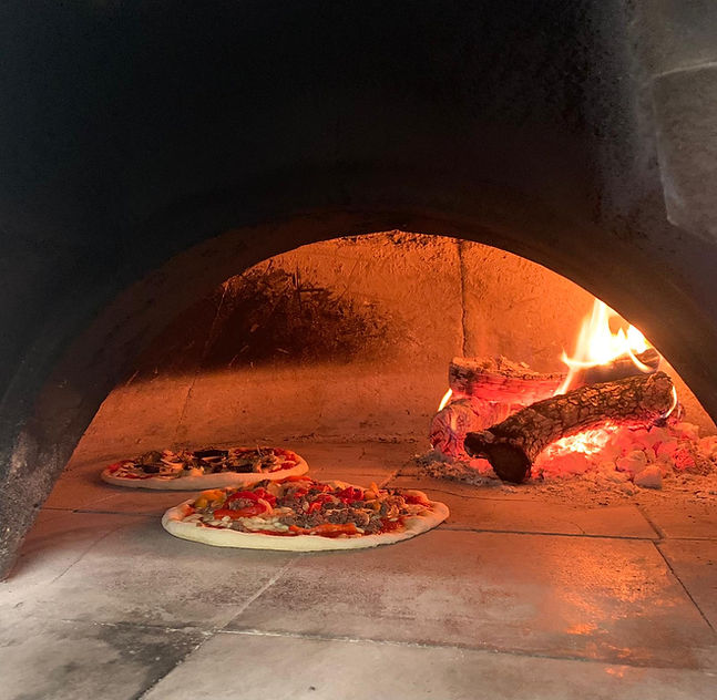 Pizza cuite au feu de bois
