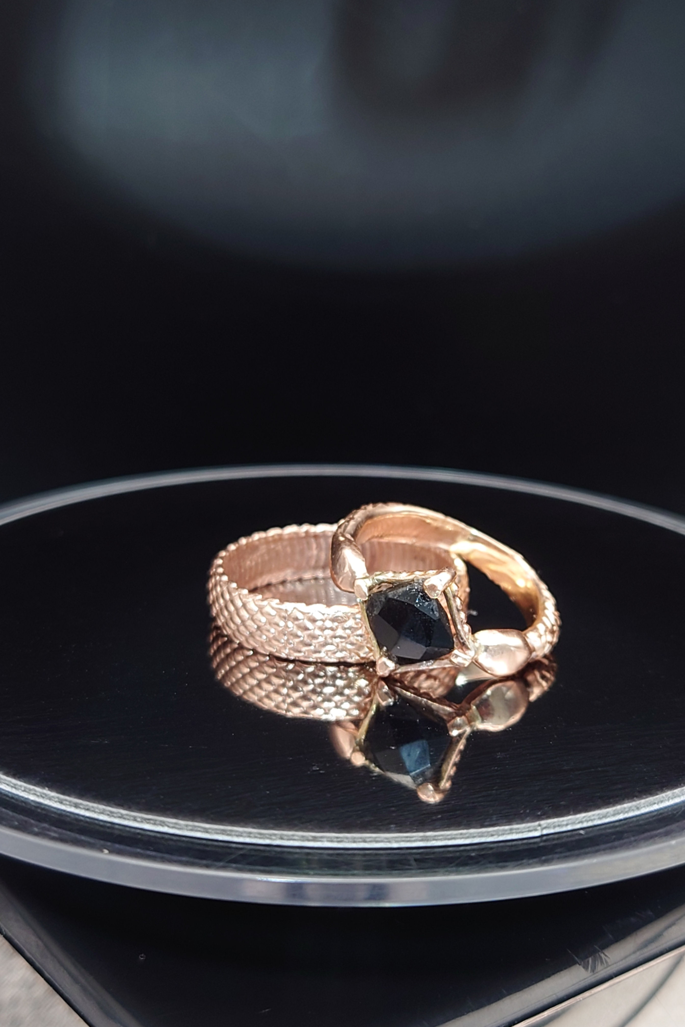 Serpiente Roja Red Gold 10k Wedding Bands