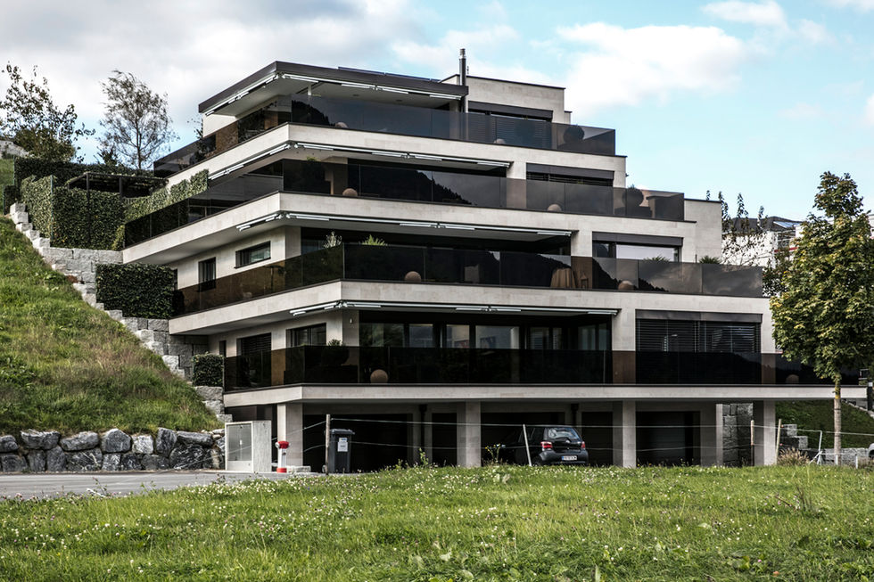 Mehrfamilienhaus mit Glasgeländer und grossen Terrassen