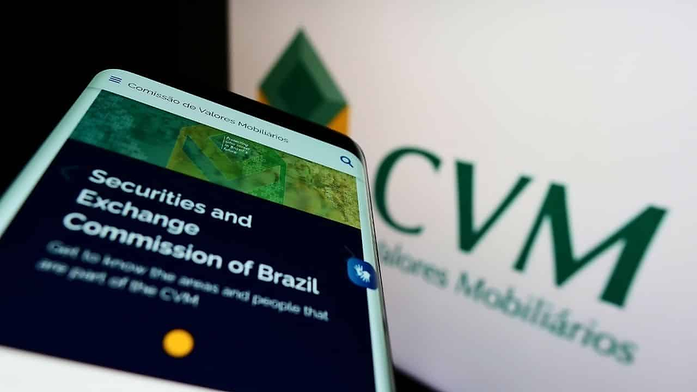 Celular mostra site da CVM/SEC do Brasil; ao fundo, logo CVM verde.