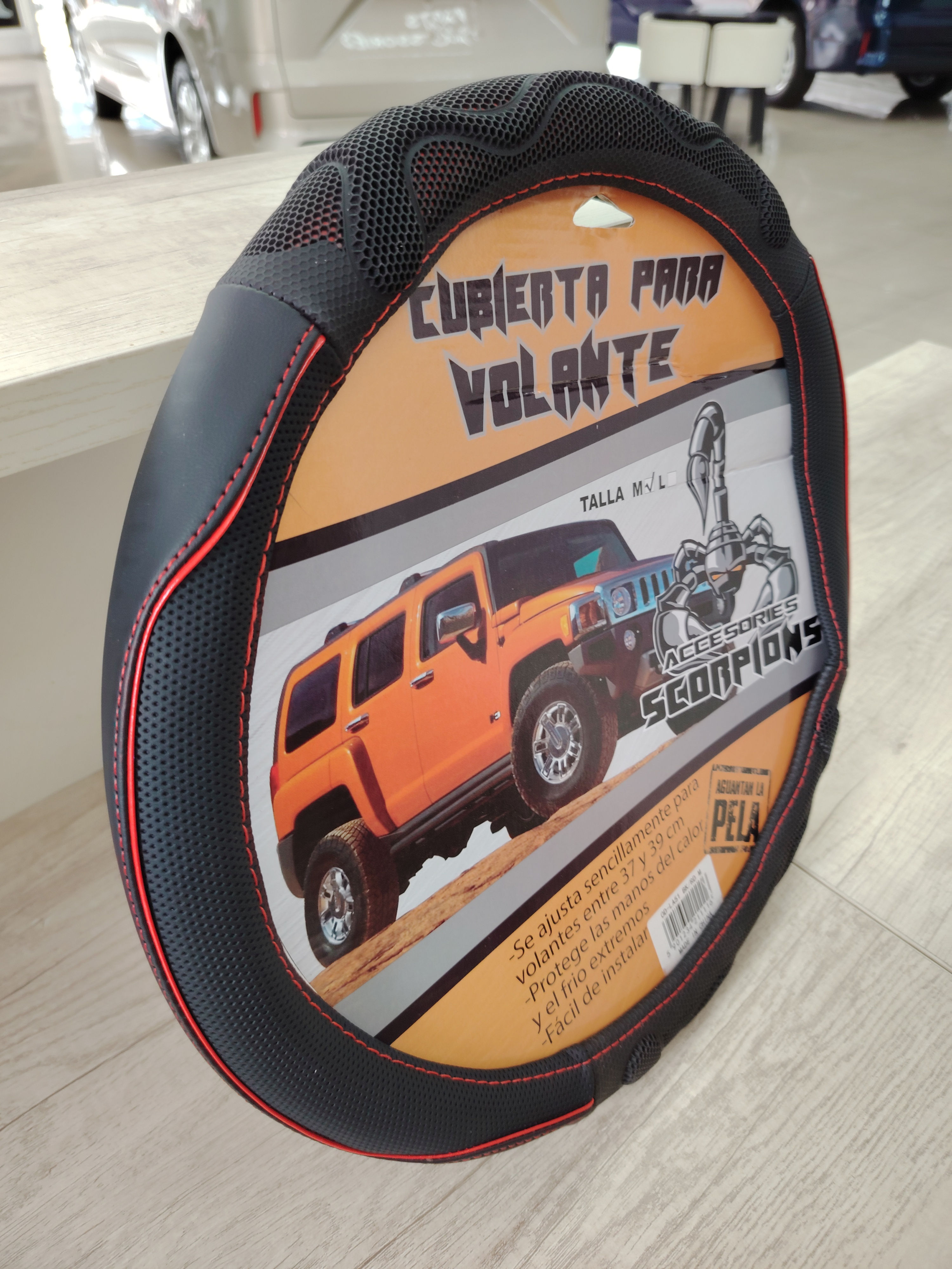 Forro deluxe con relieve en 100% cuero negro y rojo.