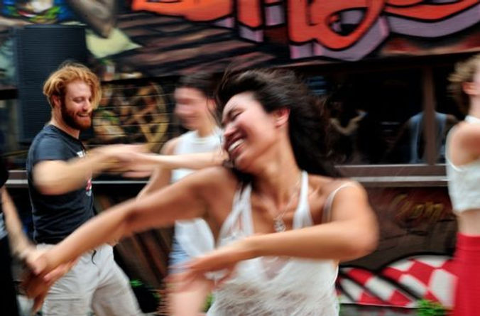 Público disfrutando del arte