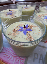 Velouté de courgette du potager, fleur de bourrache servi à notre table d'hôte