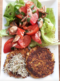 Galettes quinoa carottes, salade et graines germées