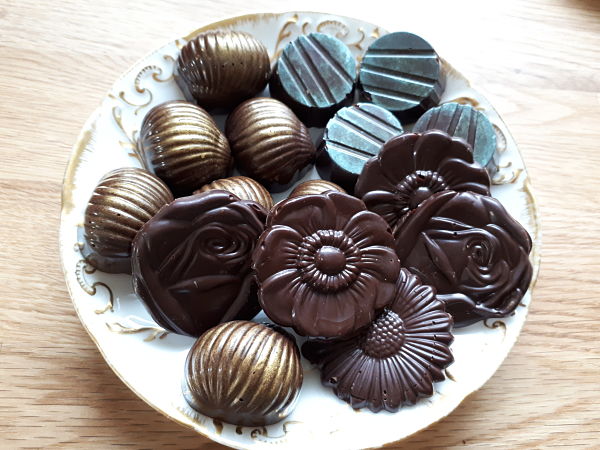 Mes chocolats maison-Des bonbons en chocolat, bien brillants, avec du chocolat bien tempéré