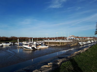 Port d'Audenge-Les bateaux à marée basse