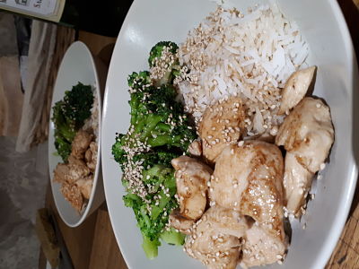 Poulet mariné, brocolis, riz