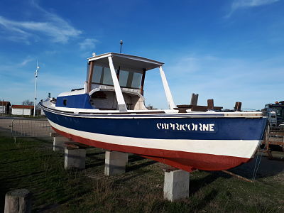 Une pinasse en attente de rénovation au port d'Audenge