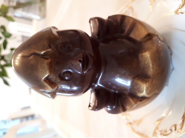 Mes chocolats maison-Un de mes premiers chocolats moulés maison, un petit Calimero avec sa coquille