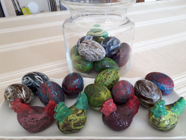 Mes chocolats maison-Des chocolats maison de pacques : oeufs et cocottes moulés, tout colorés