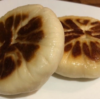 Bao vapeur au fenouil braisé, sauce à l'ail confit