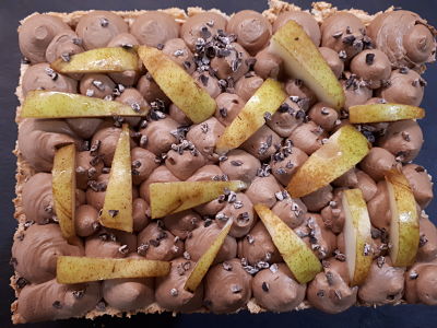 Dacquoise, poire, ganache montée au chocolat, gruée de cacao