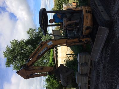 Patrick à l'oeuvre aux commandes de la mini-pelle