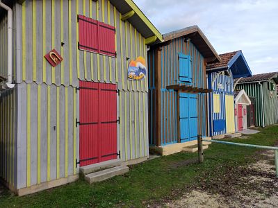 Le port de Biganos - Encore des cabanes colorées