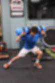 un jeune sportif réalisant un fente latérale