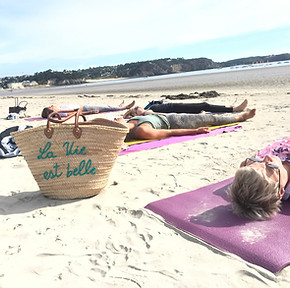 Tarifs pour les séances de yoga sur la plage avec Heather à Morgat, disponibles en juillet et août."