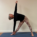 Une de nos yoginis en triconasana