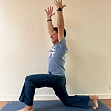 Un de yogis en Anjaniasana