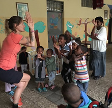 Enfants pratiquant le yoga avec Heather dans un cours ludique et adapté, combinant mouvements, histoires et relaxation.