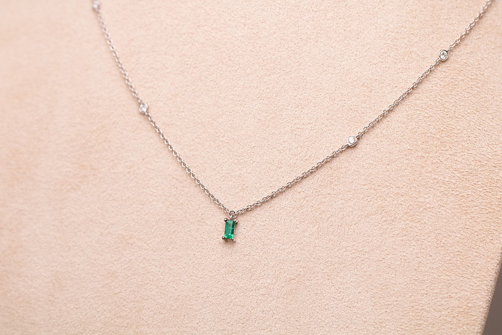 Halsketting wit goud met smaragd en diamant