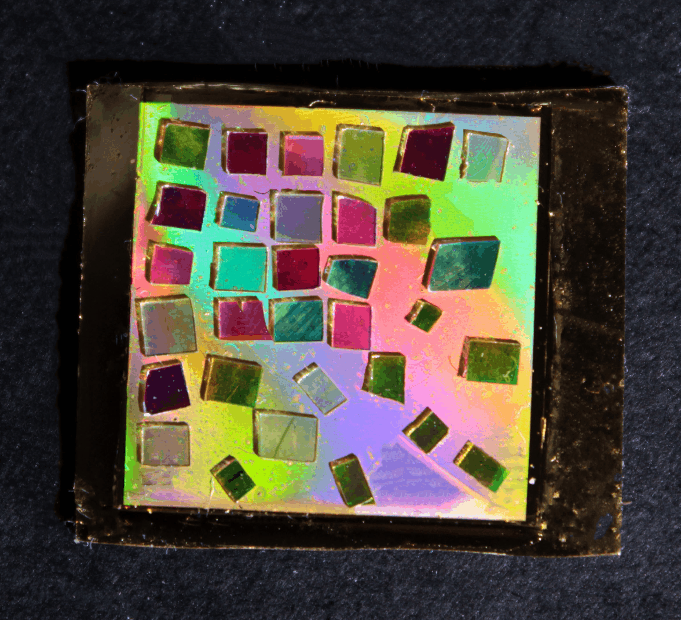 SLED device view in white light and fluorescence