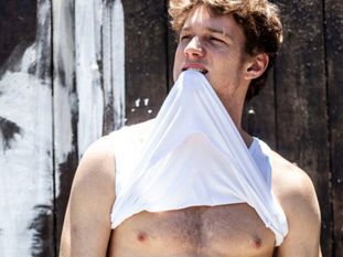 Pedro Novaes poses sensuais