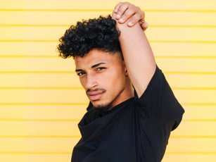 Cabelo cacheado masculino: a frequência ideal de lavagem