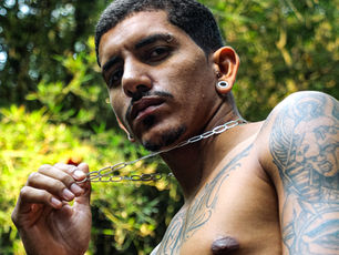 Renan Cardoso em ensaio íntimo para a Uomini