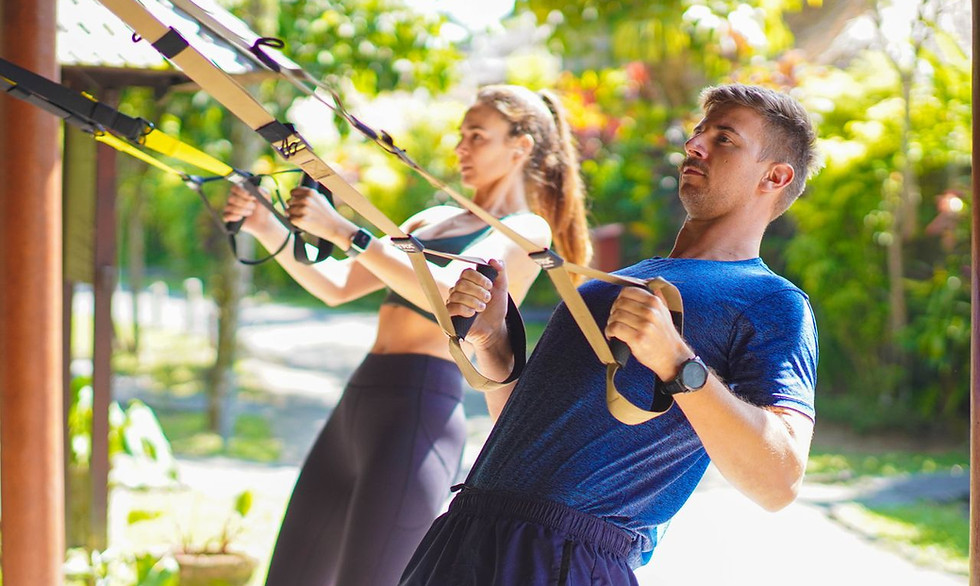Um homem e uma mulher fazendo exercísios fisicos potencializados com auxílio de nutricionista esportivo da Oh Nutri em Belo Horizonte.