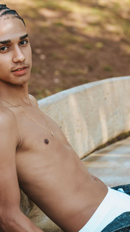 jovem adulto sexy sem camisa