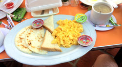 Huevos con Arepa