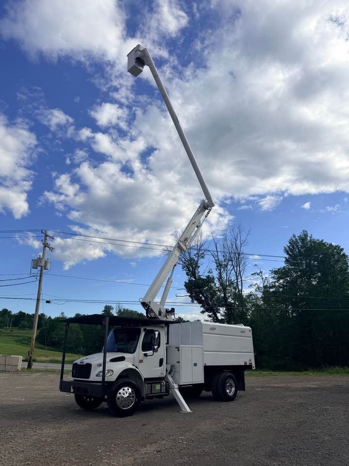 2017 Freightliner m2 Altec LR7-56(61’ )/ auto/ under cdl / ac!