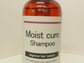 髪質改善シャンプー「Moist cure Shampoo」☆毛髪修復＋保護＋頭皮ケアで、徹底した髪質改善ができるシャンプーです♪