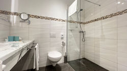 Alle Zimmer Bad