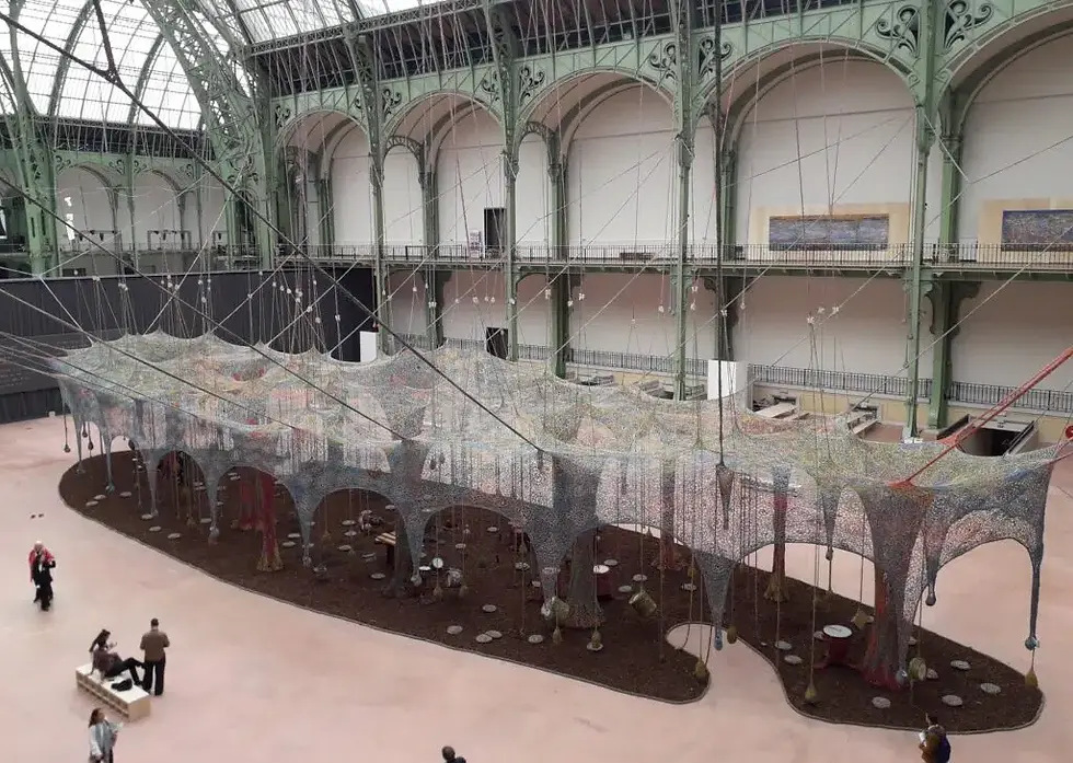 Jusqu’au 25 juillet 2025, le Grand Palais présente « Nosso Barco Tambor Terra », une installation monumentale de l’artiste brésilien Ernesto Neto. Ce sous-bois féérique en forme de navire est une invitation au partage et au voyage intérieur / Photo : Thibault Bissirier