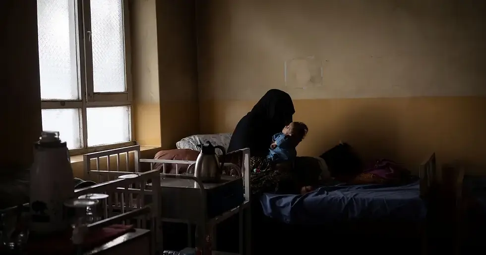 202402asia_afghanistan_hospital_mother.webp