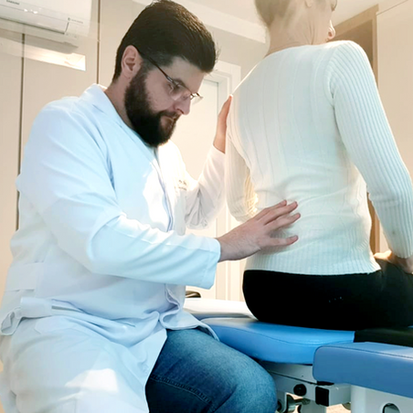 fisioterapeuta organizando a postura do paciente