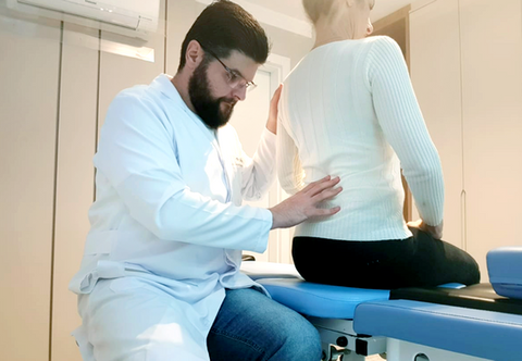 fisioterapeuta organizando a postura do paciente