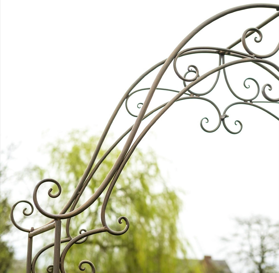 Rusty Fleur-de-Lys garden arch – close-up fleur-de-lys detail