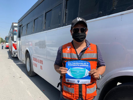 Municipio coloca anuncios informativos del uso obligatorio de cubrebocas en camiones y taxis