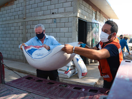 Ayuntamiento de Torreón entrega 66 toneladas de alimento a caprinocultores