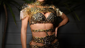 Rainha de Bateria Carla Prata utiliza coroa cravejada no cristal swarovski em noite de samba