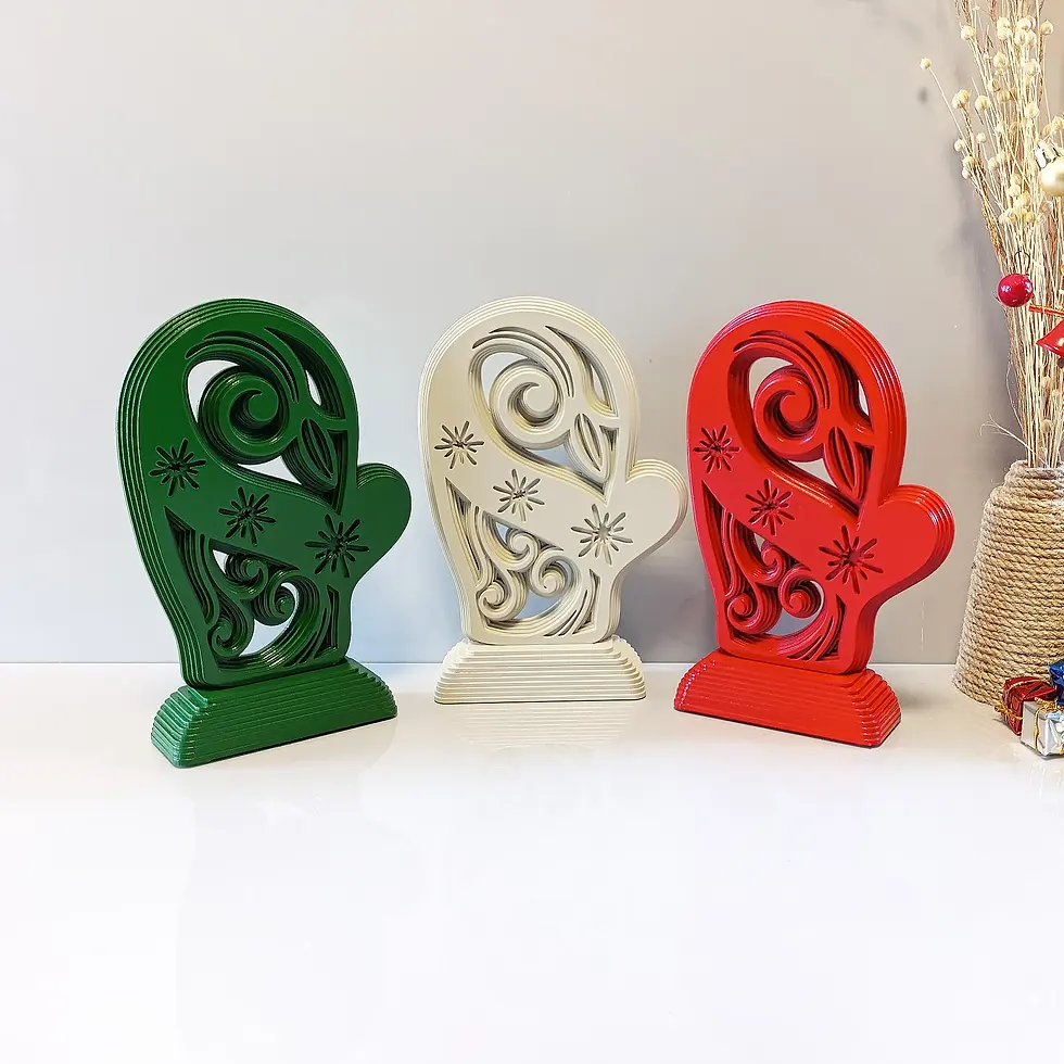 Kırmızı, yeşil ve beyaz tonlarda el yapımı ahşap Noel eldiveni – kar tanesi detaylı rustik yılbaşı süsü.