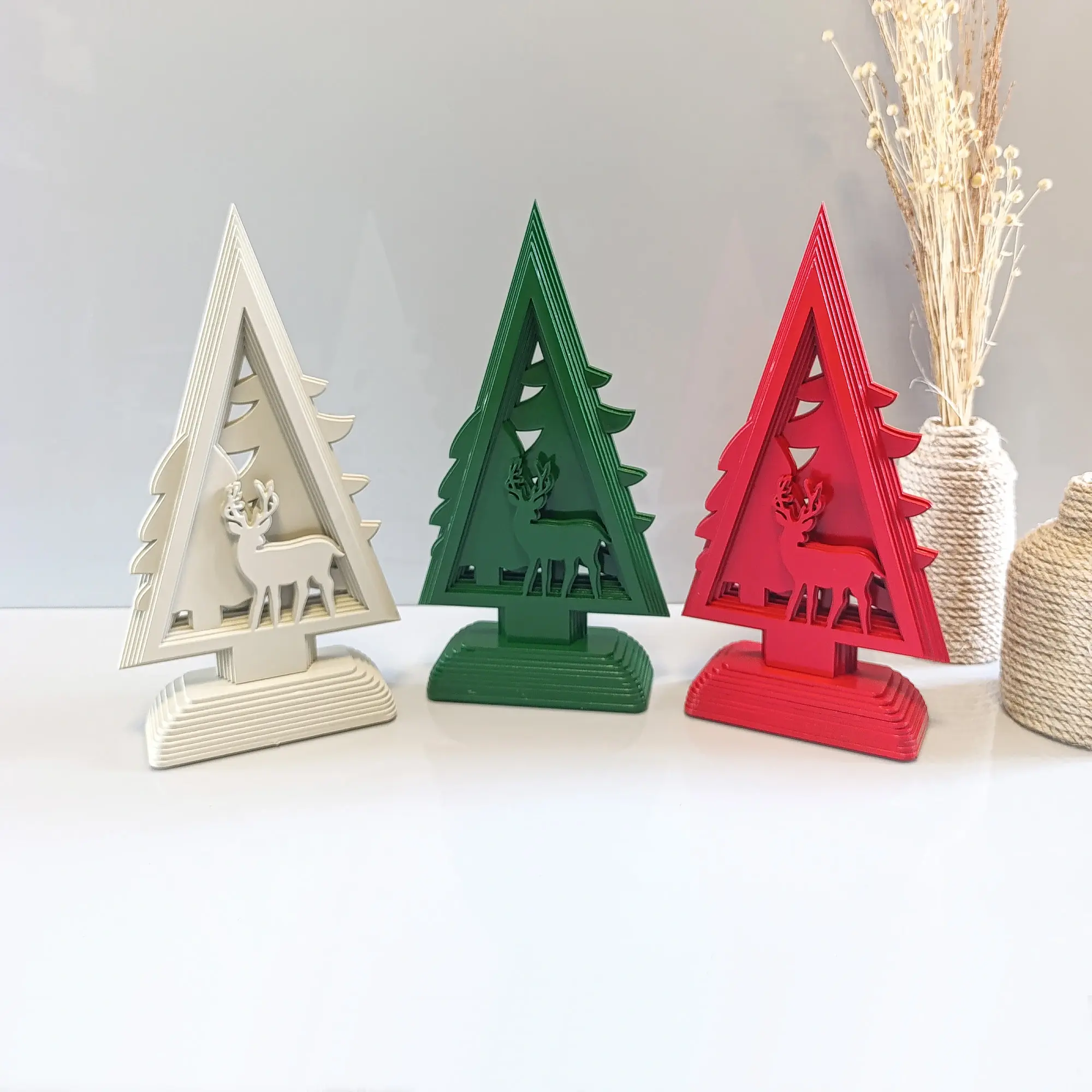 Kırmızı, yeşil ve beyaz tonlarda geyik silüetli el yapımı ahşap yılbaşı ağacı dekoru – rustik tatil süsü.