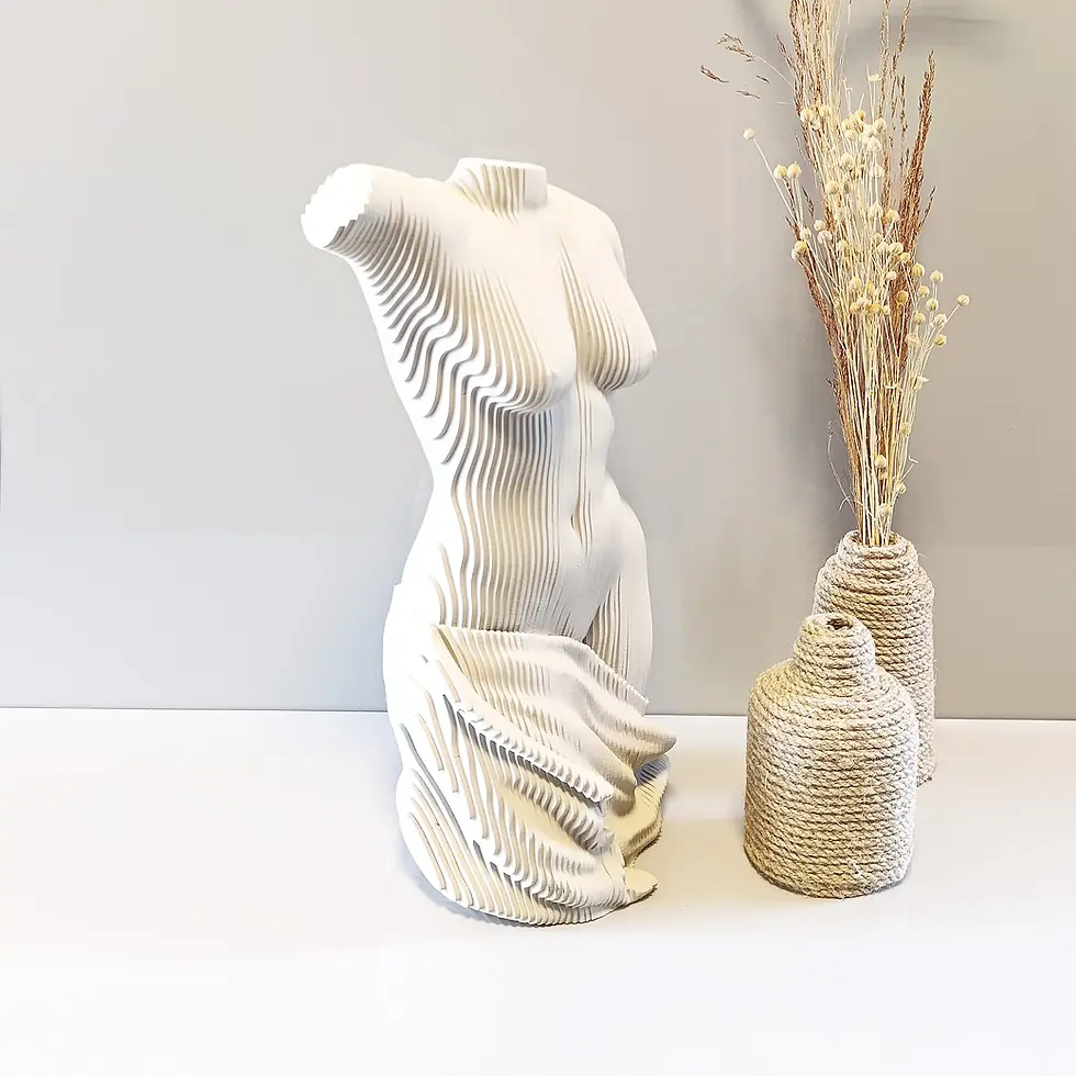 Küçük resim: Katmanlı ahşaptan el yapımı soyut kadın torso heykeli – Venüs’ten ilham alan modern sanat eseri ve hediye fikri