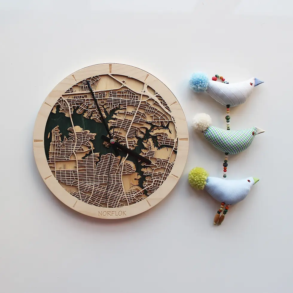 Küçük resim: lazer kesim detaylarla tasarlanmış saatli ahşap şehir haritası yeşil epoksili duvar dekoru.